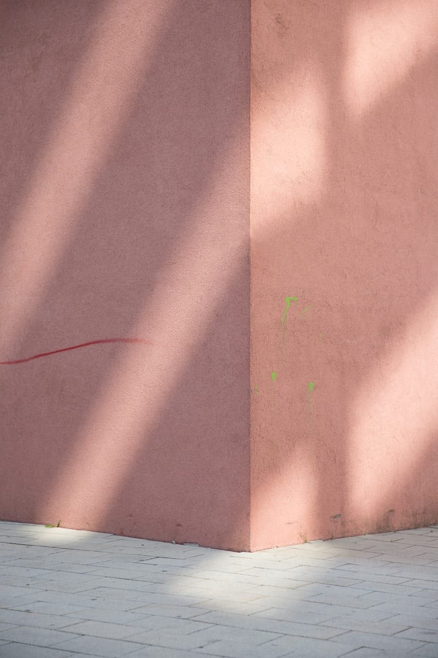 Julian Mullan, Die Stadt, Hauseck